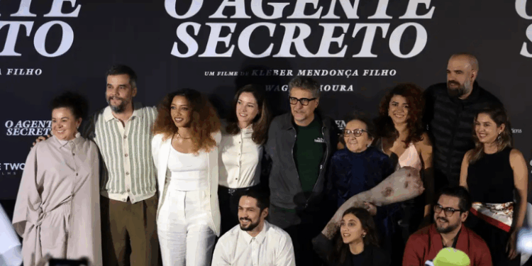 O filme brasileiro O Agente Secreto, de Kleber Mendonça Filho, recebe indicações ao Gotham Film Awards e destaca a importância da memória histórica em sua narrativa.