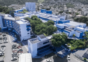 Seis pessoas seguem internadas após surto no Hospital Santa Rita de Cássia, em Vitória (ES); autoridades investigam a causa, enquanto exames descartam Influenza e coronavírus.