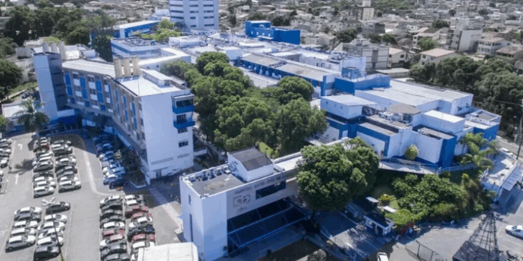 Seis pessoas seguem internadas após surto no Hospital Santa Rita de Cássia, em Vitória (ES); autoridades investigam a causa, enquanto exames descartam Influenza e coronavírus.