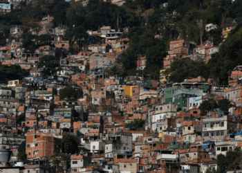 Alexandre de Moraes assume temporariamente a ADPF das Favelas no STF, conduzindo medidas para reduzir letalidade em operações policiais no Rio de Janeiro após aposentadoria de Barroso.