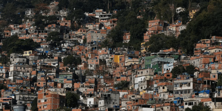 Alexandre de Moraes assume temporariamente a ADPF das Favelas no STF, conduzindo medidas para reduzir letalidade em operações policiais no Rio de Janeiro após aposentadoria de Barroso.