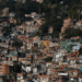 Alexandre de Moraes assume temporariamente a ADPF das Favelas no STF, conduzindo medidas para reduzir letalidade em operações policiais no Rio de Janeiro após aposentadoria de Barroso.