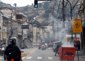 Operação Contenção no Rio de Janeiro registra 64 mortes e bloqueios nas ruas, escolas e transportes. Organizações criticam violência contra favelas e destacam desigualdade na atuação policial.