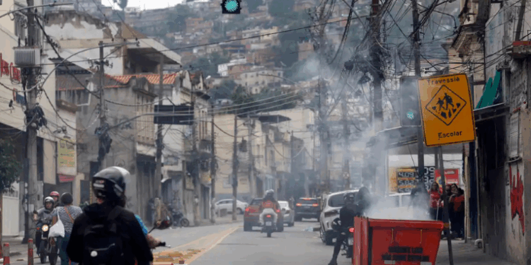Operação Contenção no Rio de Janeiro registra 64 mortes e bloqueios nas ruas, escolas e transportes. Organizações criticam violência contra favelas e destacam desigualdade na atuação policial.