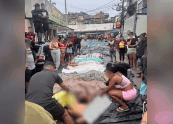 Moradores do Complexo da Penha retiram cerca de 50 corpos após operação policial no Rio de Janeiro. Ativistas denunciam chacina e alertam para aumento do total de mortos.