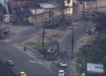 Criminosos do Comando Vermelho tentaram invadir o território do Terceiro Comando Puro; idosa e homem que saía de um pagode estão entre as vítimas.