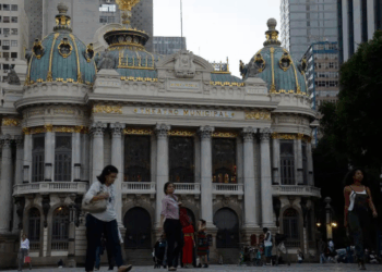 O balé Frida estreia no Theatro Municipal do Rio, com coreografia de Reginaldo Oliveira inspirada na vida e na arte de Frida Kahlo. Temporada de três dias.