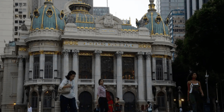O balé Frida estreia no Theatro Municipal do Rio, com coreografia de Reginaldo Oliveira inspirada na vida e na arte de Frida Kahlo. Temporada de três dias.
