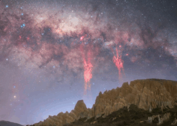 Céu de Omarama é iluminado por raros raios vermelhos
