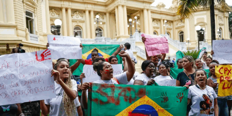 Moradores do Alemão e Penha denunciam “chacina” e cobram justiça após 121 mortes em operação