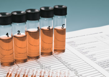 CFQ alerta que testes caseiros com bebidas suspeitas podem causar intoxicação por metanol. Veja como identificar produtos falsificados, denunciar e agir em emergências.