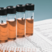 CFQ alerta que testes caseiros com bebidas suspeitas podem causar intoxicação por metanol. Veja como identificar produtos falsificados, denunciar e agir em emergências.