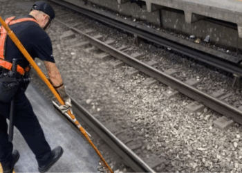 MetrôRio alerta passageiros: nunca tente pegar objetos nos trilhos — sua vida vale mais que um celular