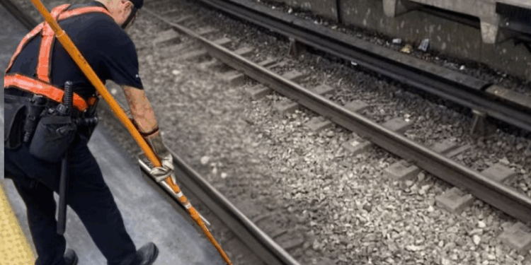 MetrôRio alerta passageiros: nunca tente pegar objetos nos trilhos — sua vida vale mais que um celular