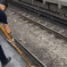 MetrôRio alerta passageiros: nunca tente pegar objetos nos trilhos — sua vida vale mais que um celular