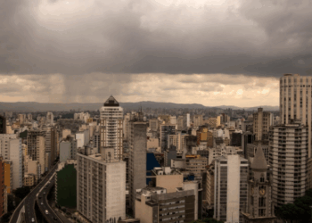 A forte chuva que atingiu São Paulo nesta quarta-feira (29) deixou mais de 45 mil imóveis sem energia e provocou alagamentos em diversas regiões da capital. Enel e CGE seguem monitorando as áreas afetadas.