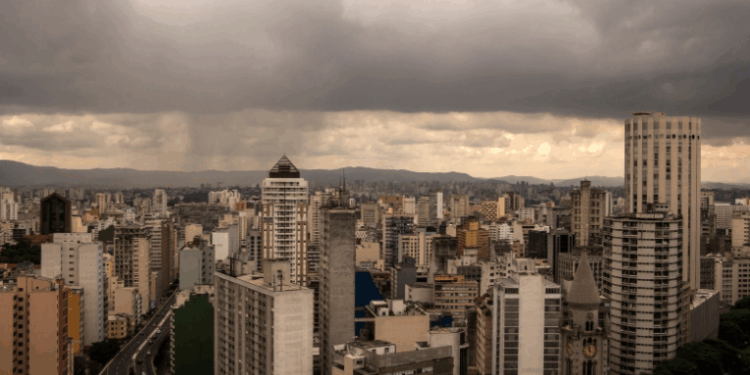 A forte chuva que atingiu São Paulo nesta quarta-feira (29) deixou mais de 45 mil imóveis sem energia e provocou alagamentos em diversas regiões da capital. Enel e CGE seguem monitorando as áreas afetadas.
