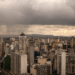A forte chuva que atingiu São Paulo nesta quarta-feira (29) deixou mais de 45 mil imóveis sem energia e provocou alagamentos em diversas regiões da capital. Enel e CGE seguem monitorando as áreas afetadas.