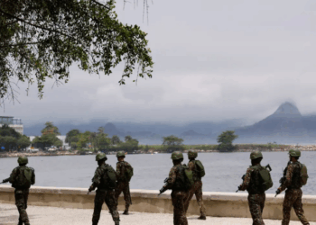 A nova operação policial no Rio de Janeiro reacende o debate sobre o uso das Forças Armadas na segurança pública. Entenda como funciona a GLO, quem pode solicitá-la e quando ela é aplicada.