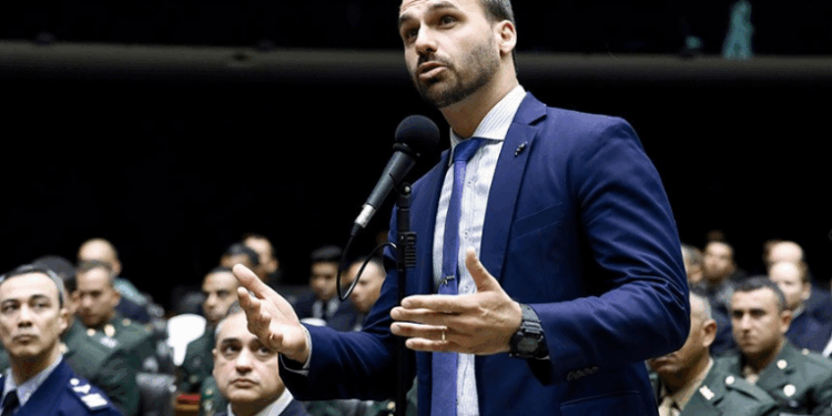 Eduardo Bolsonaro nega acordo entre Lula e Donald Trump após rumores nas redes sociais