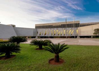 Ministro Herman Benjamin, do STJ, suspende atividades da Refinaria de Manguinhos (Refit), no Rio de Janeiro, após recurso da Procuradoria-Geral da Fazenda Nacional.