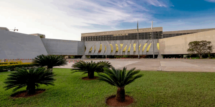 Ministro Herman Benjamin, do STJ, suspende atividades da Refinaria de Manguinhos (Refit), no Rio de Janeiro, após recurso da Procuradoria-Geral da Fazenda Nacional.