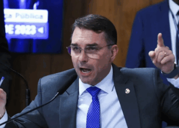 Flávio Bolsonaro afirma que facções do Brasil enviam integrantes à Ucrânia para treinar uso de drones. Senador propõe lei que agrava penas para crimes com tecnologia.