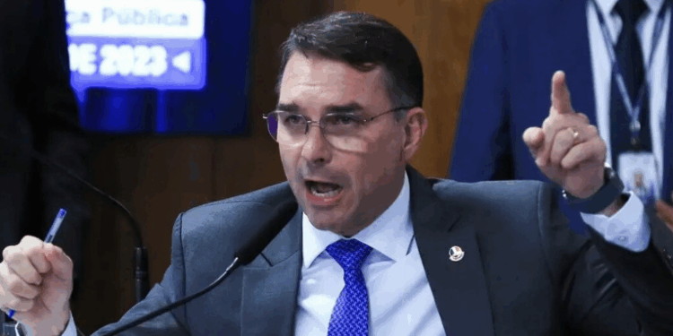 Flávio Bolsonaro afirma que facções do Brasil enviam integrantes à Ucrânia para treinar uso de drones. Senador propõe lei que agrava penas para crimes com tecnologia.