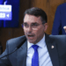 Flávio Bolsonaro afirma que facções do Brasil enviam integrantes à Ucrânia para treinar uso de drones. Senador propõe lei que agrava penas para crimes com tecnologia.