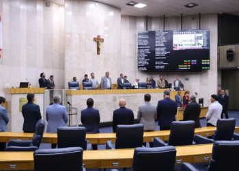 A Câmara de Cotia cassou o mandato de Alexandre Frota (PDT) após condenação por calúnia e difamação contra Jean Wyllys. A decisão foi tomada após o trânsito em julgado do processo.