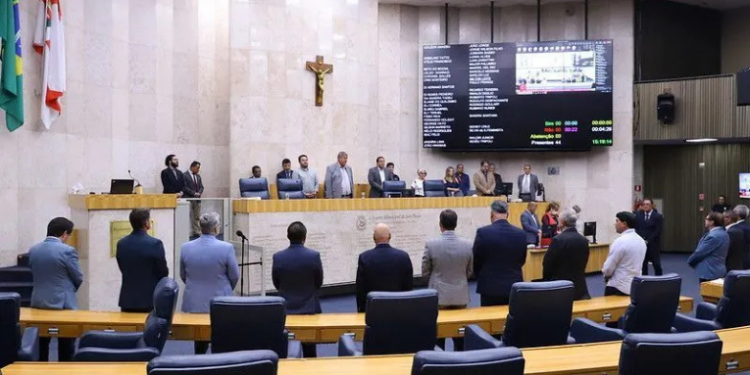 A Câmara de Cotia cassou o mandato de Alexandre Frota (PDT) após condenação por calúnia e difamação contra Jean Wyllys. A decisão foi tomada após o trânsito em julgado do processo.