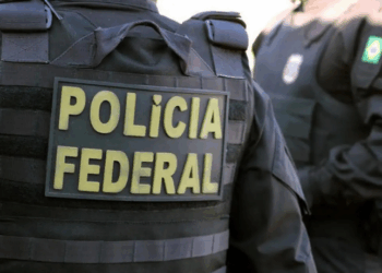 A Polícia Federal realiza a Operação Capgras contra grupo que desviava pensões e aposentadorias de servidores da UFRJ. Prisões e buscas ocorrem no Rio e em São Paulo.