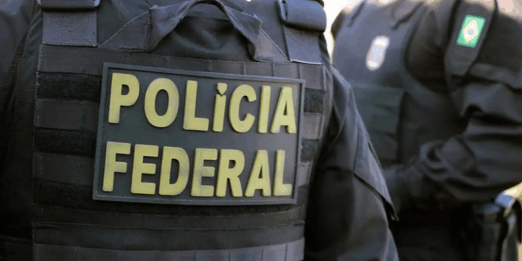 A Polícia Federal realiza a Operação Capgras contra grupo que desviava pensões e aposentadorias de servidores da UFRJ. Prisões e buscas ocorrem no Rio e em São Paulo.