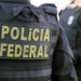 A Polícia Federal realiza a Operação Capgras contra grupo que desviava pensões e aposentadorias de servidores da UFRJ. Prisões e buscas ocorrem no Rio e em São Paulo.
