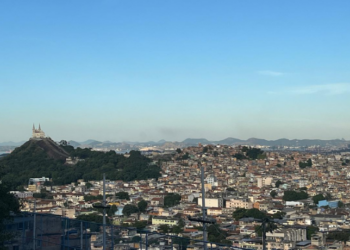 Novo programa Reviver Zona Norte é lançado pela Prefeitura do Rio com foco em habitação, infraestrutura e desenvolvimento econômico. Iniciativa prevê 14 mil unidades residenciais e parcerias público-privadas.