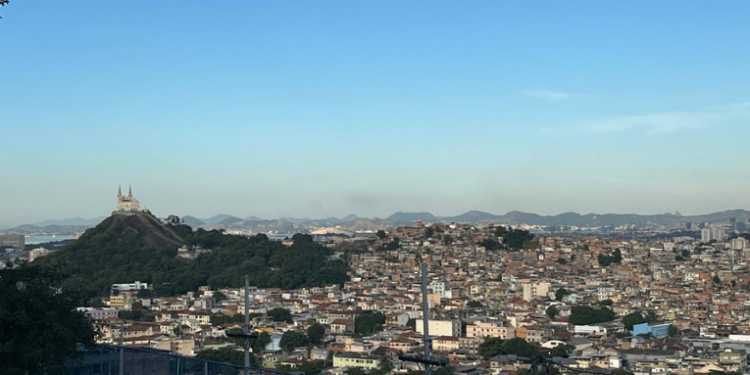 Novo programa Reviver Zona Norte é lançado pela Prefeitura do Rio com foco em habitação, infraestrutura e desenvolvimento econômico. Iniciativa prevê 14 mil unidades residenciais e parcerias público-privadas.