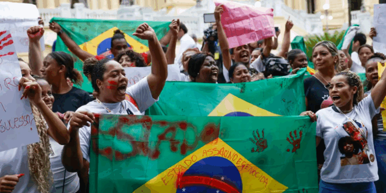 Moradores do Alemão e da Penha protestam no Palácio Guanabara contra o governador Cláudio Castro, após operação policial deixar mais de 100 mortos. Manifestantes acusam o governo de genocídio e uso político da violência nas favelas do Rio.