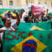 Moradores do Alemão e da Penha protestam no Palácio Guanabara contra o governador Cláudio Castro, após operação policial deixar mais de 100 mortos. Manifestantes acusam o governo de genocídio e uso político da violência nas favelas do Rio.