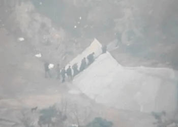 Drones registram criminosos fortemente armados fugindo pela mata na Vila Cruzeiro durante operação no Rio