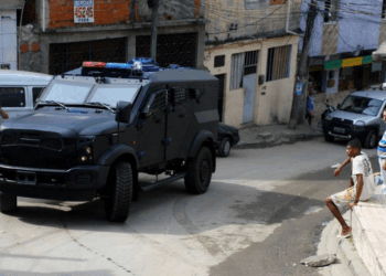 Megaoperação tenta prender 100 membros do Comando Vermelho nos complexos do Alemão e da Penha, no Rio