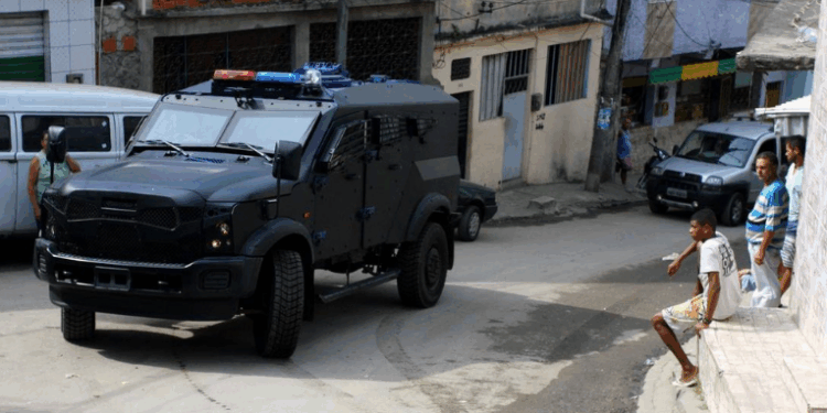Megaoperação tenta prender 100 membros do Comando Vermelho nos complexos do Alemão e da Penha, no Rio