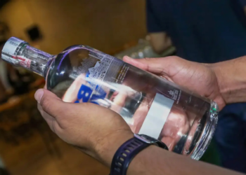Policiais militares do DF encontraram um laboratório clandestino usado para falsificação de bebidas alcoólicas em Sobradinho dos Melos. Substâncias como metanol já provocaram mortes em diversos estados.