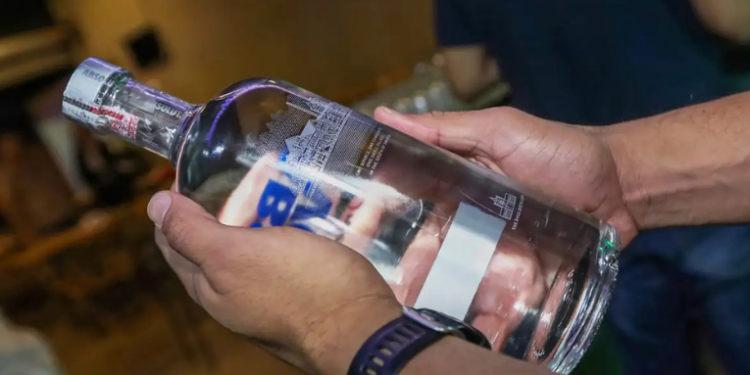 Policiais militares do DF encontraram um laboratório clandestino usado para falsificação de bebidas alcoólicas em Sobradinho dos Melos. Substâncias como metanol já provocaram mortes em diversos estados.