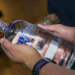 Policiais militares do DF encontraram um laboratório clandestino usado para falsificação de bebidas alcoólicas em Sobradinho dos Melos. Substâncias como metanol já provocaram mortes em diversos estados.