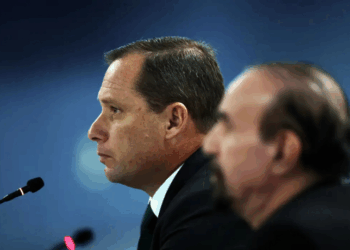 STF decreta início do cumprimento da pena de dois anos em regime aberto para Mauro Cid, ex-ajudante de ordens de Bolsonaro, por envolvimento na tentativa de golpe de Estado em 2022.