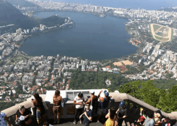 Rio de Janeiro prevê receber 2 milhões de turistas estrangeiros em 2025. Governo estadual lança cartilha com orientações de segurança para brasileiros e estrangeiros.