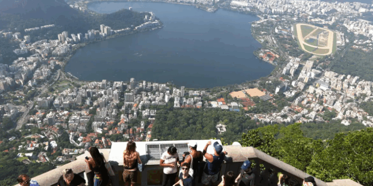 Rio de Janeiro prevê receber 2 milhões de turistas estrangeiros em 2025. Governo estadual lança cartilha com orientações de segurança para brasileiros e estrangeiros.