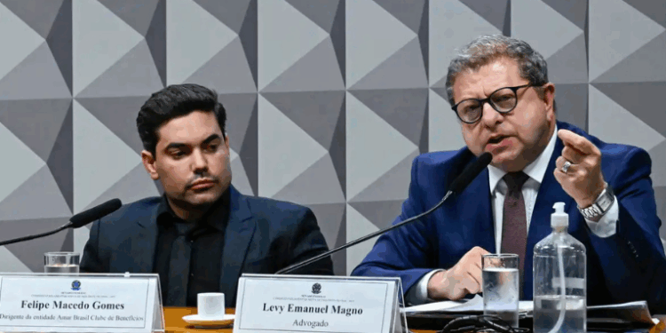 Deputados Paulo Pimenta e Rogério Correia pedem prisão de ex-presidente da Amar Brasil, acusado de fraudar o INSS com descontos indevidos a aposentados.