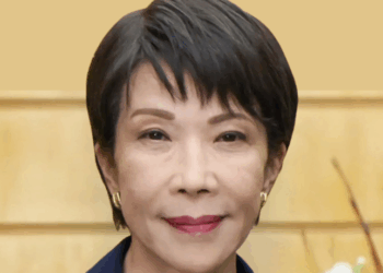 Sanae Takaichi é a nova primeira-ministra do Japão. Eleita pelo Partido Liberal Democrata, ela se torna a primeira mulher a ocupar o cargo no país, marcando um avanço simbólico na política japonesa.