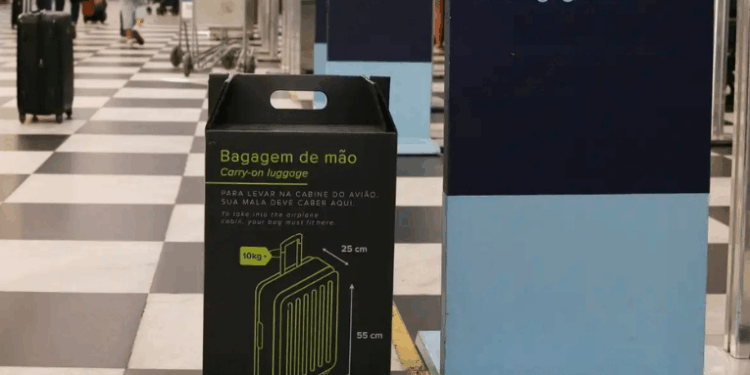 Senado aprova projeto que assegura transporte gratuito de até 10 kg de bagagem de mão em voos. Companhias ficam proibidas de cobrar taxas adicionais.